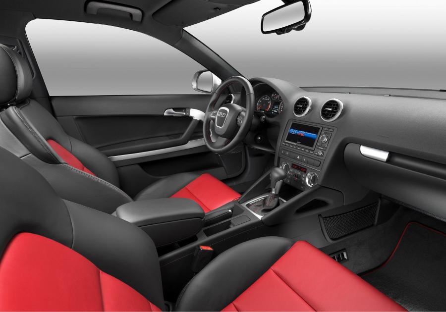 Интерьер Audi A3 2.0T (8P) 2008 года  (фото 26 из 37)